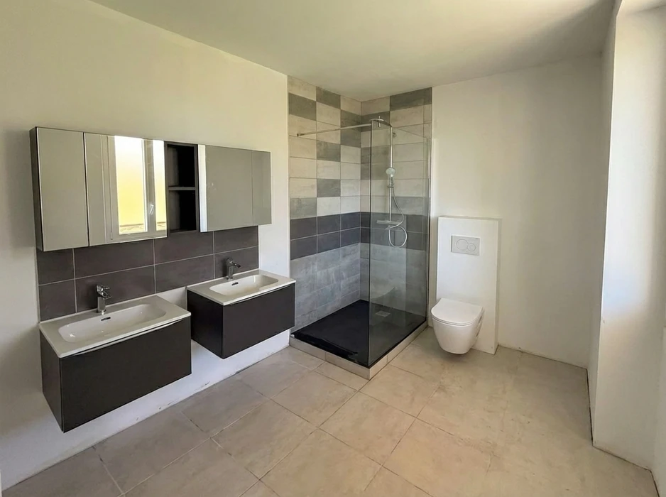 Salle de bain moderne avec double vasque suspendue sur meuble bas anthracite, miroirs à pharmacie encastrés