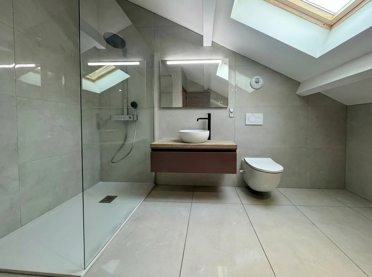 Plombier effectuant une réparation sur installation de chauffage dans un local technique