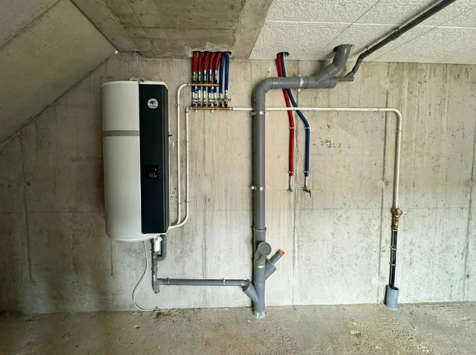 Int&eacute;rieur d'atelier, plombier travaillant sur raccords de plomberie