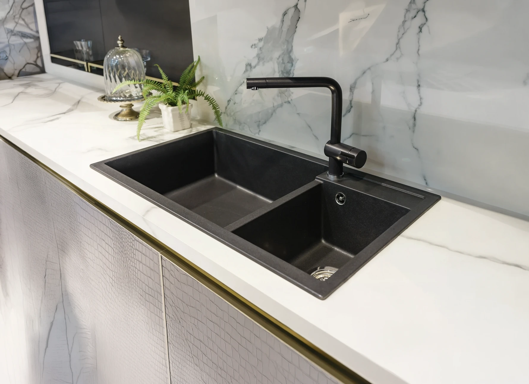 Cuisine moderne avec évier inox et robinet mitigeur chromé