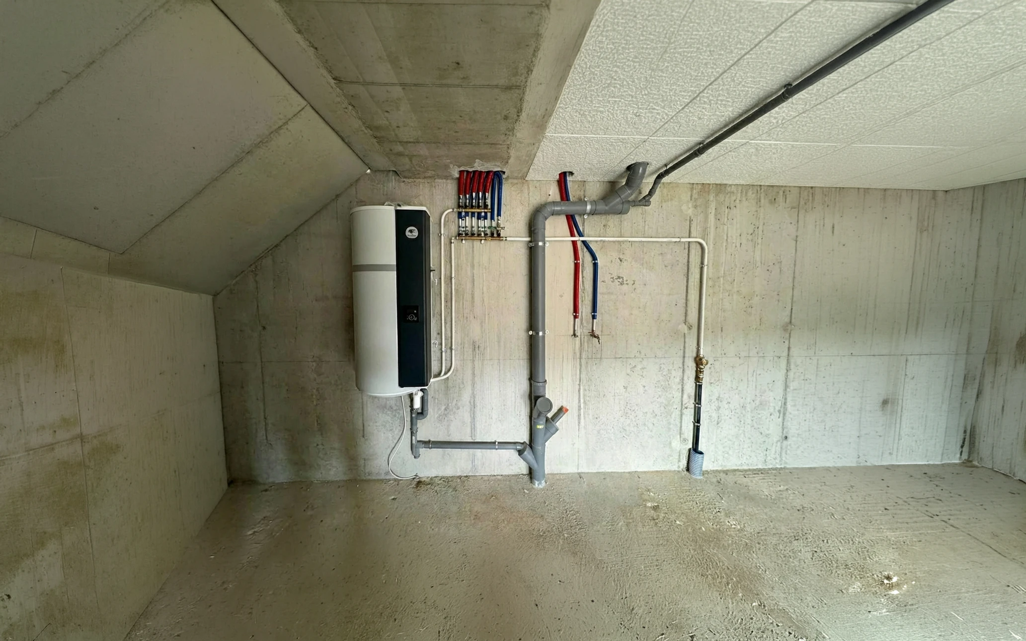 Photographie d'un technicien chauffagiste professionnel intervenant sur une chaudière murale gaz à l'intérieur d'un domicile, effectuant un diagnostic ou une réparation. Le technicien porte un uniforme ou un vêtement professionnel, la chaudière est clairement visible et en focus, l'environnement intérieur résidentiel est typique d'une maison particulière. L'image transmet la confiance et le professionnalisme d'une intervention technique d'urgence en chauffage.