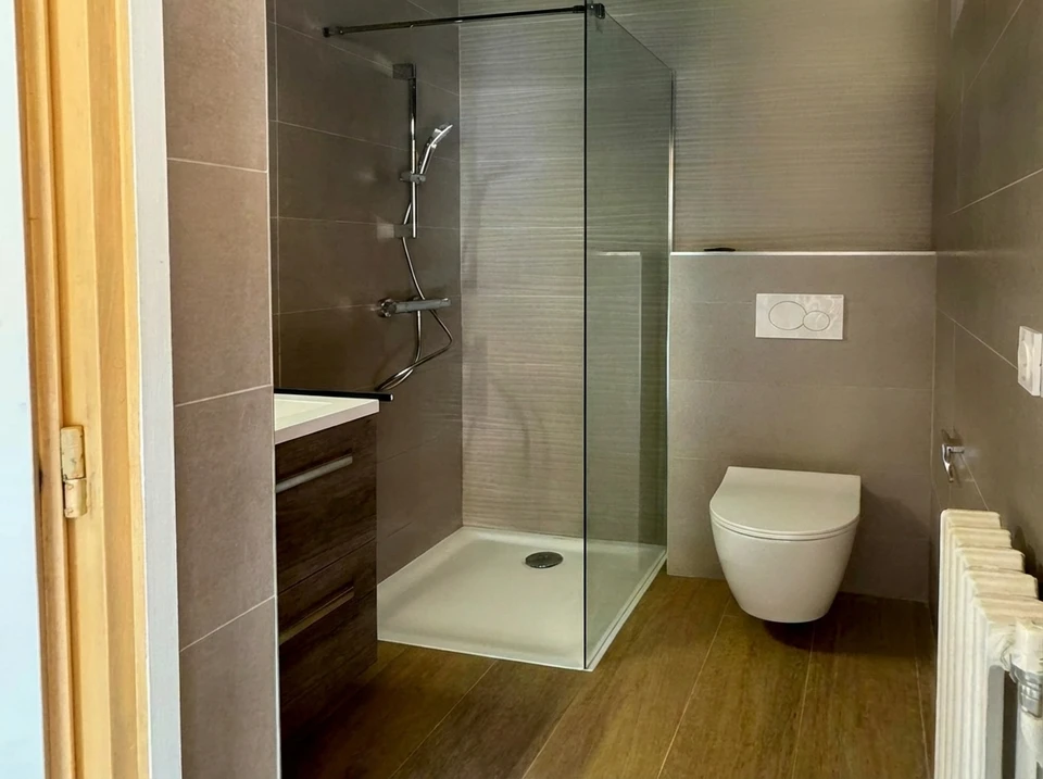 Cuisine moderne avec robinet en acier inoxydable brossé activé, jet d'eau claire coulant dans évier métallique