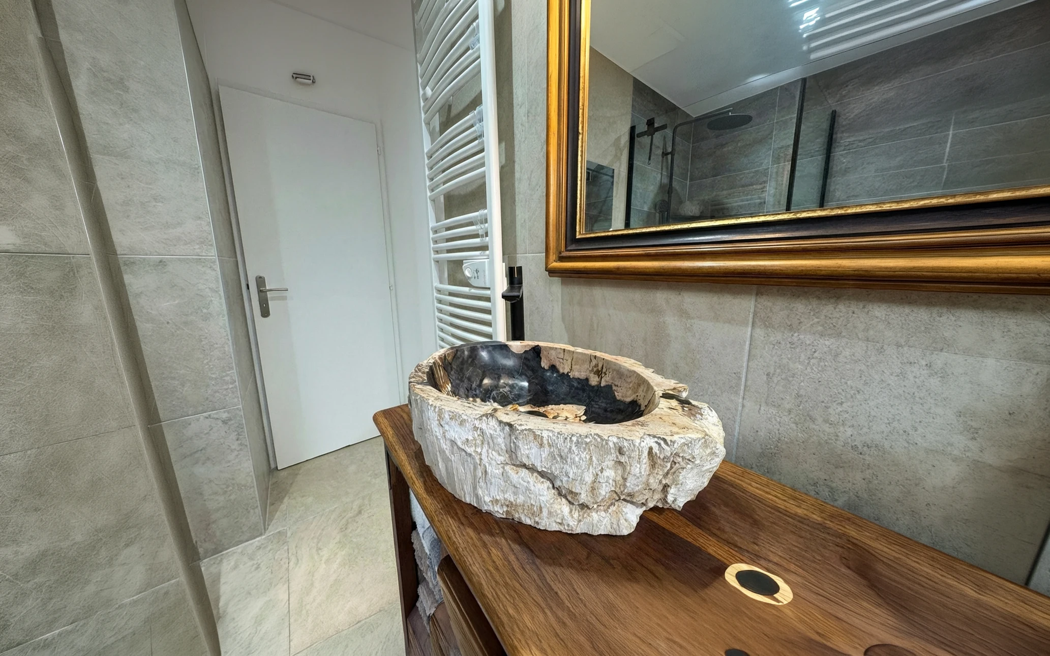 Intérieur de salle de bains moderne avec lavabo blanc et robinetterie automatique chromée à détecteur de mouvement