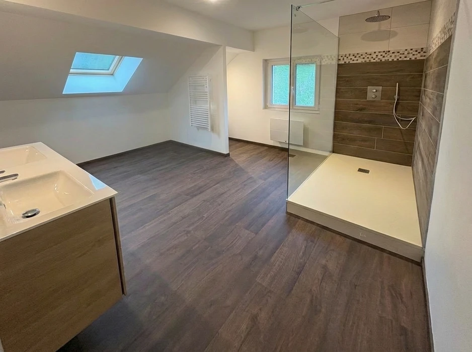 Salle de bain moderne avec douche à l'italienne carrelée en grès cérame imitation bois