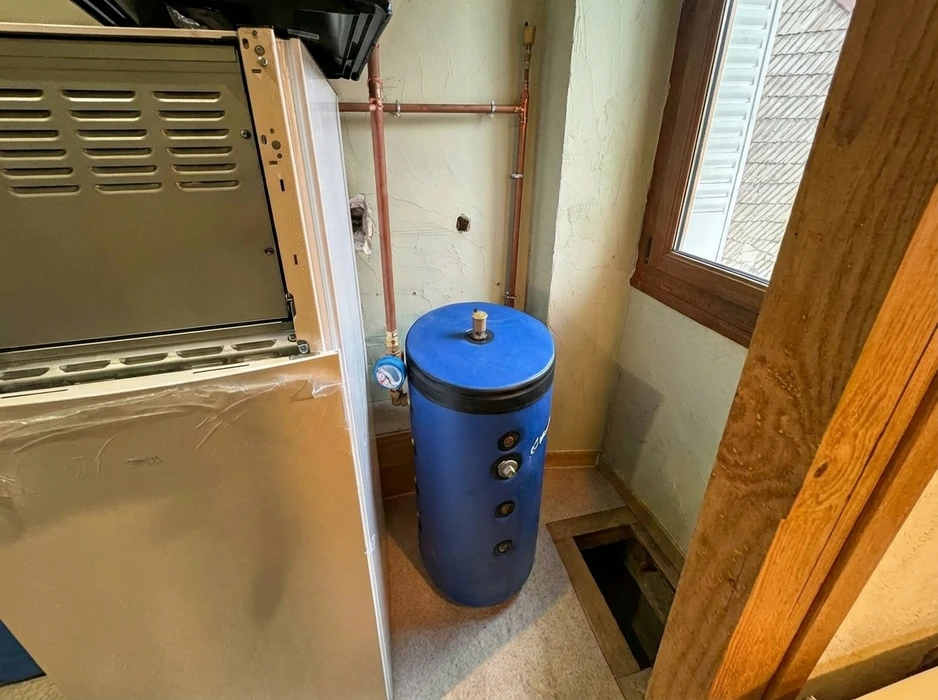 Salle de bain compacte avec douche à l'italienne en verre, vasque à poser ronde sur meuble en bois massif brut intégrant un lave-linge frontal blanc Candy