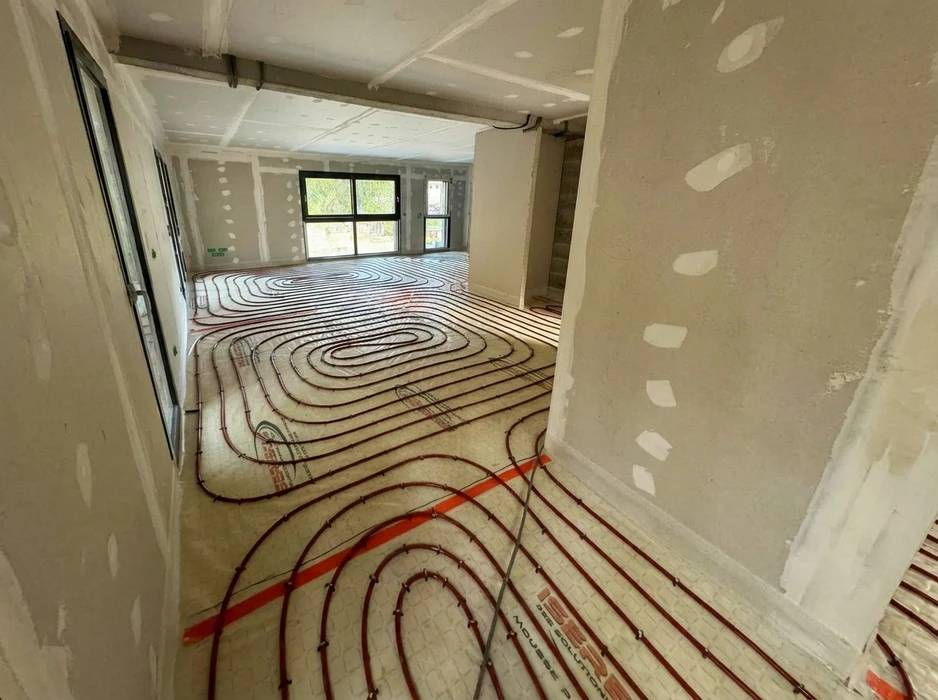 Salle de bain compacte avec douche à l'italienne en verre, vasque à poser ronde sur meuble en bois massif brut intégrant un lave-linge frontal blanc Candy